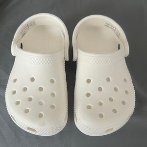 BRAND NEW white toddler crocs size 7c